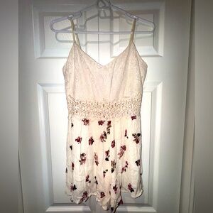 Sage Cream Lace waist keyhole tie back romper. Size medium. GUC